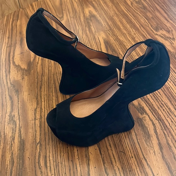 CJeffery Campbell dayzz Suede Platform Curved Heel Adjustable Strap Pumps Heels - Picture 2 of 16